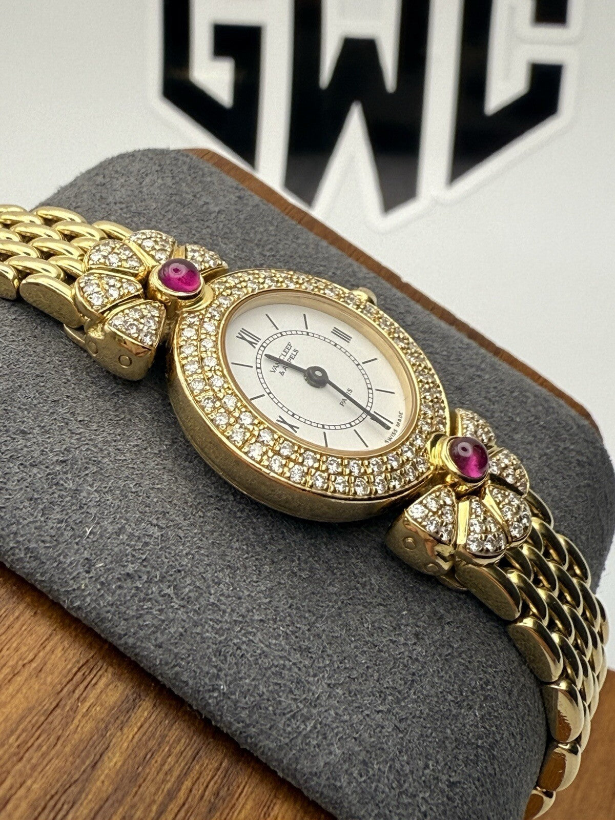 Van Cleef & Arpels 122965B2 Yellow Gold Diamond & Ruby 21mm White Dial Ladies